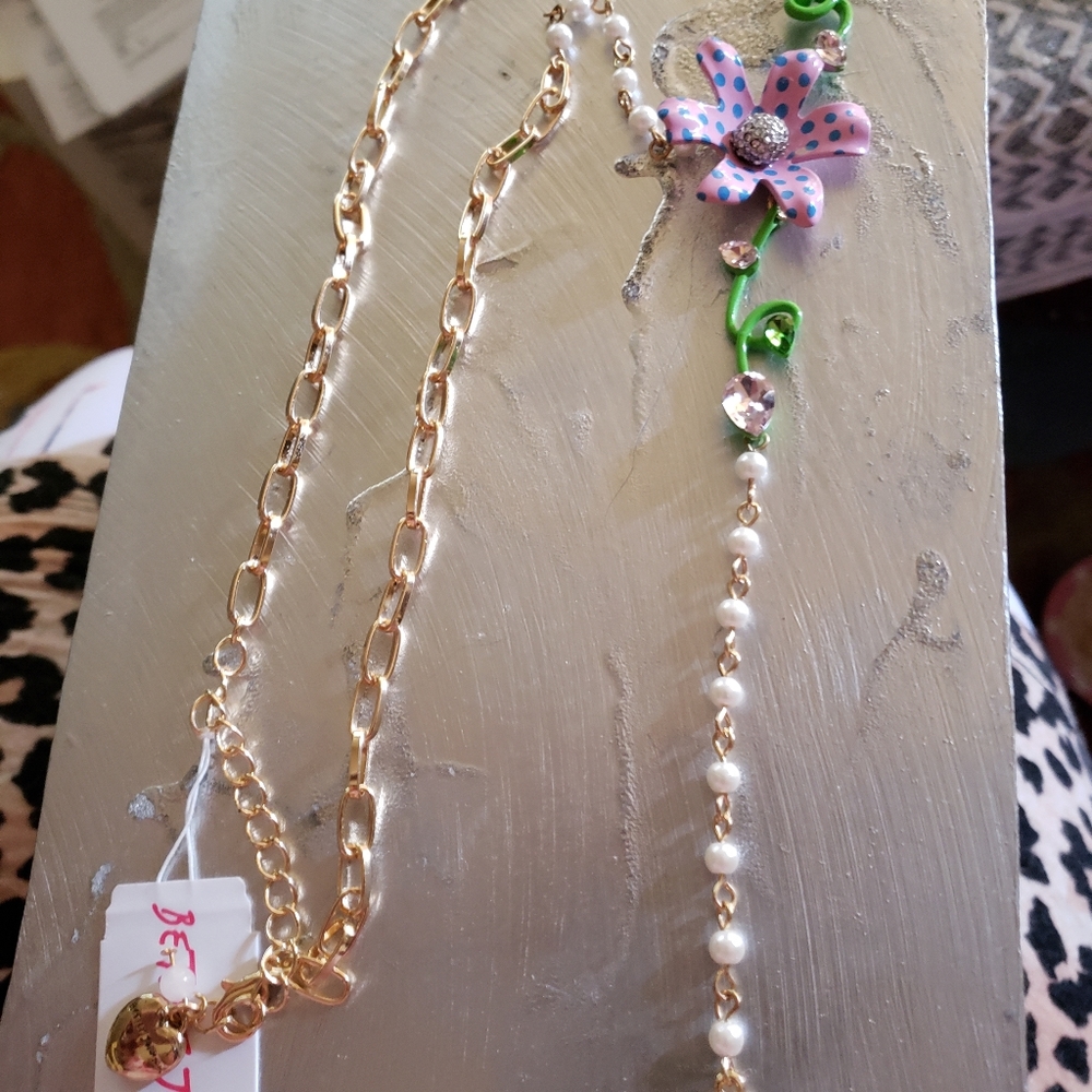 Betsey Johnson nwts green and pink polka dot Y necklace with faux pearl drop.